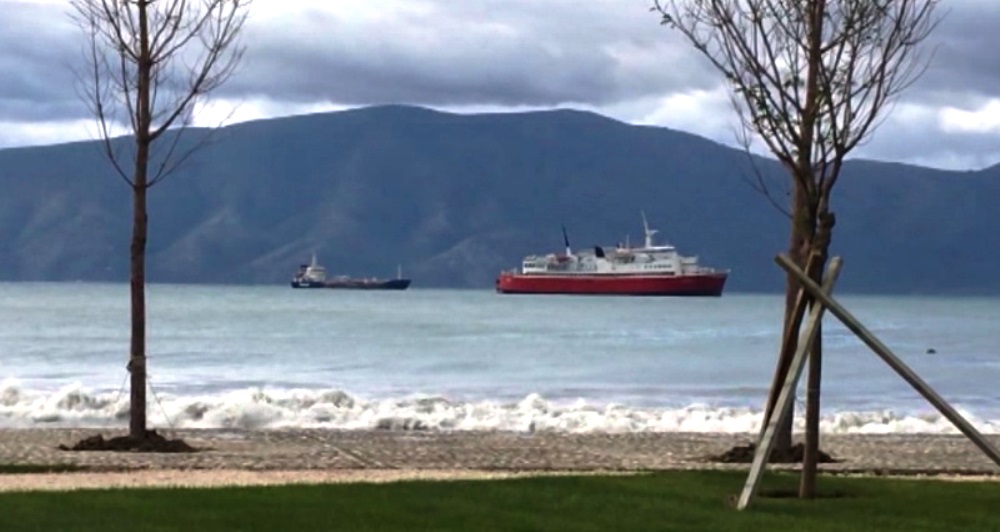 Moti i keq ne Vlore, ndalohet lundrimi per mjetet e vogla dhe anijet e peshkimit